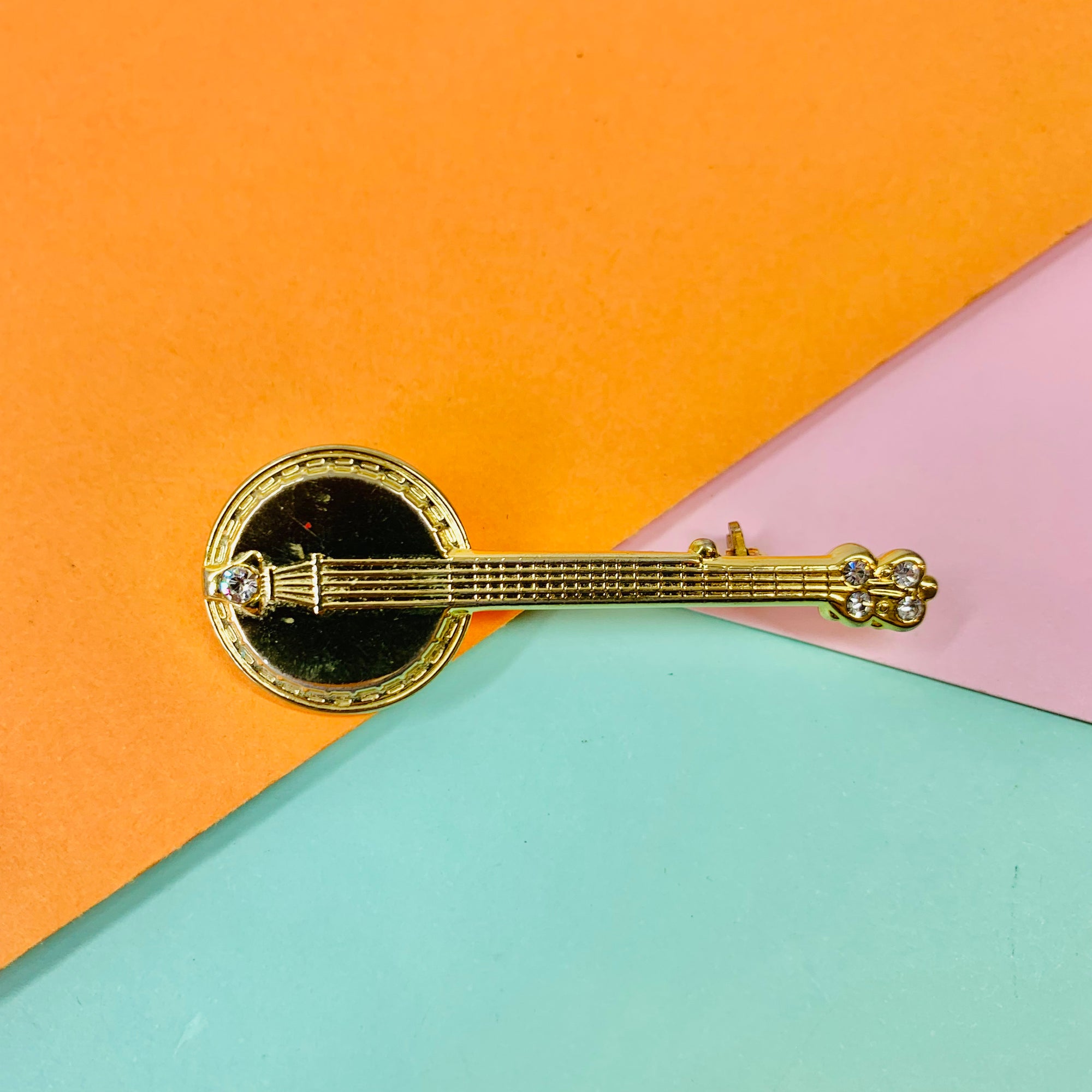 Rare 1950s gold plated banjo brooch with rhinestone